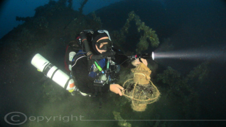 I predoni dei relitti per una volta non han rubato tutto.